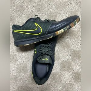 NIKE INDOOR SOCCER. LEATHER GATOS